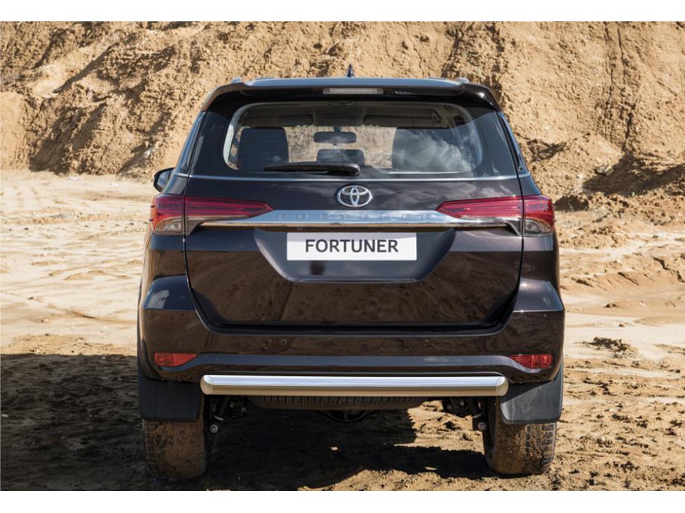 Защита заднего бампера короткая Тойота Фортунер (Toyota Fortuner 2017)