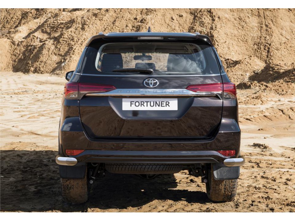 Защита задняя уголки на Тойота Фортунер (Toyota Fortuner 2017)