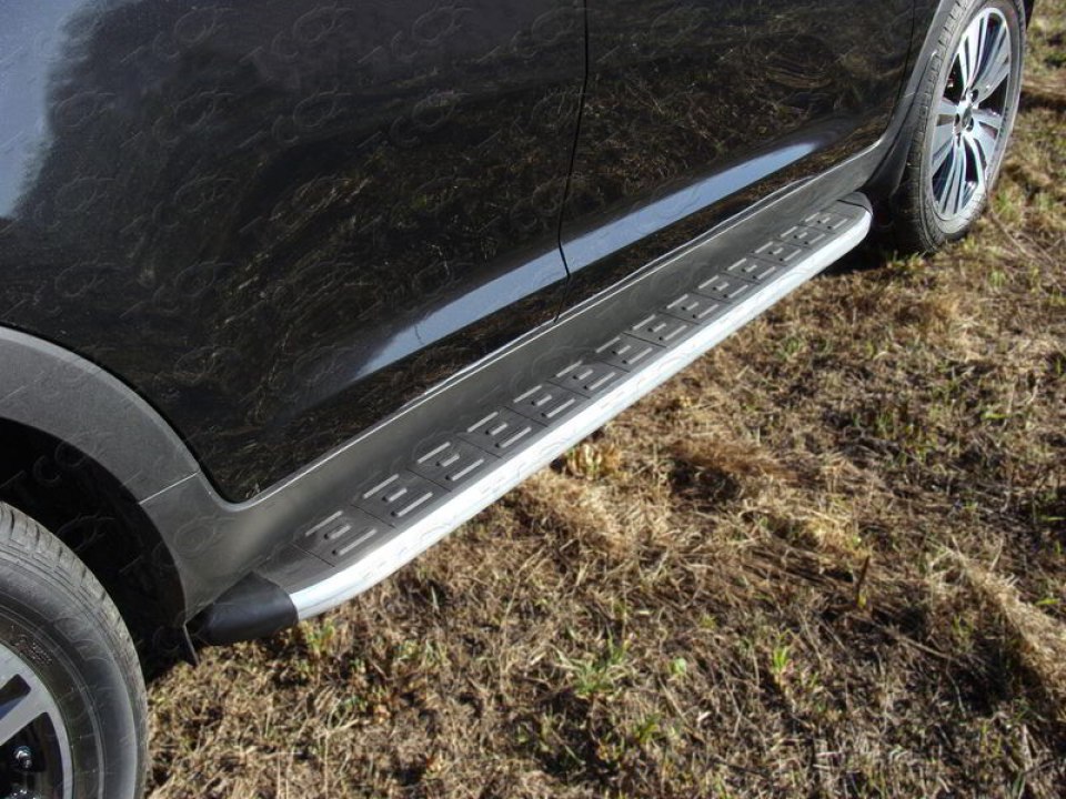Пороги алюминиевые с пластиковой накладкой TCC для Тойота Хайлендер 2010-