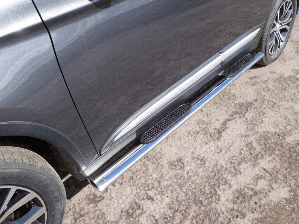 Пороги овальные с пластиковой накладкой широкие для Митсубиси Аутлендер 2015